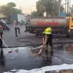 Cegah Kecelakaan, Polisi Lakukan Pembersihan Tumpahan Oli di Dekat Swalayan ADA
