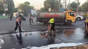 Cegah Kecelakaan, Polisi Lakukan Pembersihan Tumpahan Oli di Dekat Swalayan ADA