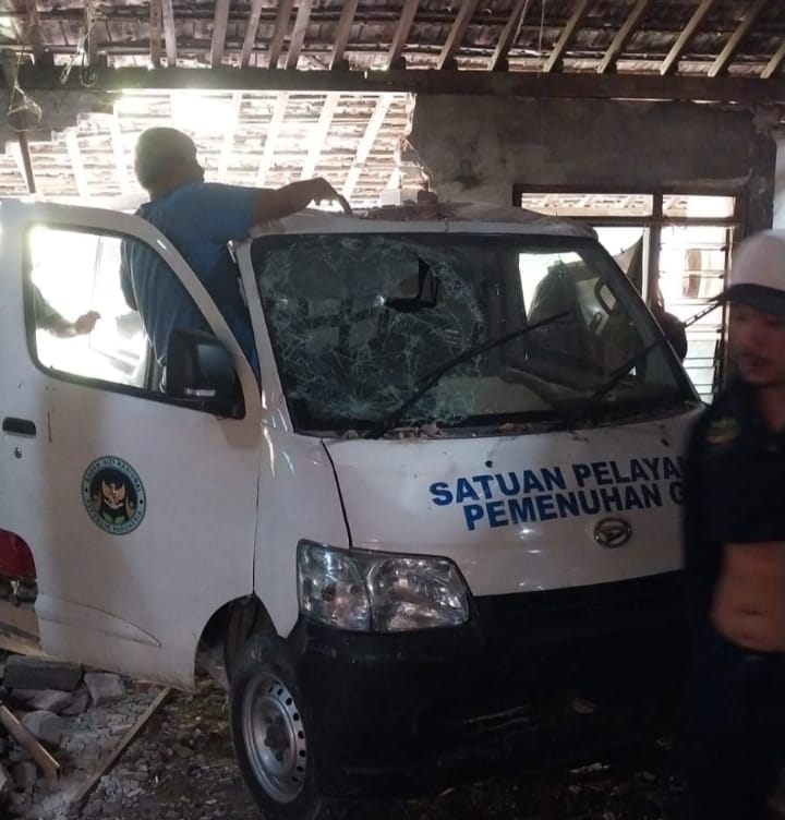 Kendaraan Operasional SPPG 133 Tabrak Rumah Warga di Kayen, Tidak Ada Korban Jiwa