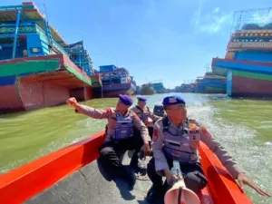 Satpolairud Polresta Pati Lakukan Patroli dan Edukasi Cegah Kebakaran Kapal di Sungai Silugonggo