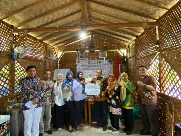 Perkuat Ketahanan Pangan dan GEMARIKAN, Tim PKM UNNES Beri Pelatihan Diversifikasi Ikan Bandeng di Desa Bumiharjo