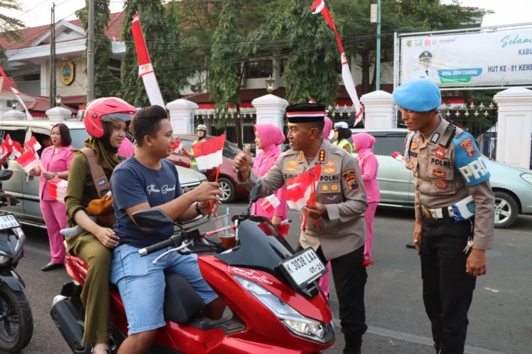 Polresta Pati Bagikan 11 Ribu Bendera Merah Putih, Kobarkan Semangat Nasionalisme HUT ke-81 RI