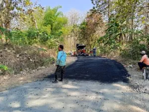 Pengaspalan Jalan Regaloh–Tlogosari Mulai Dikerjakan, Penanganan Capai Sekitar 1,6 Kilometer