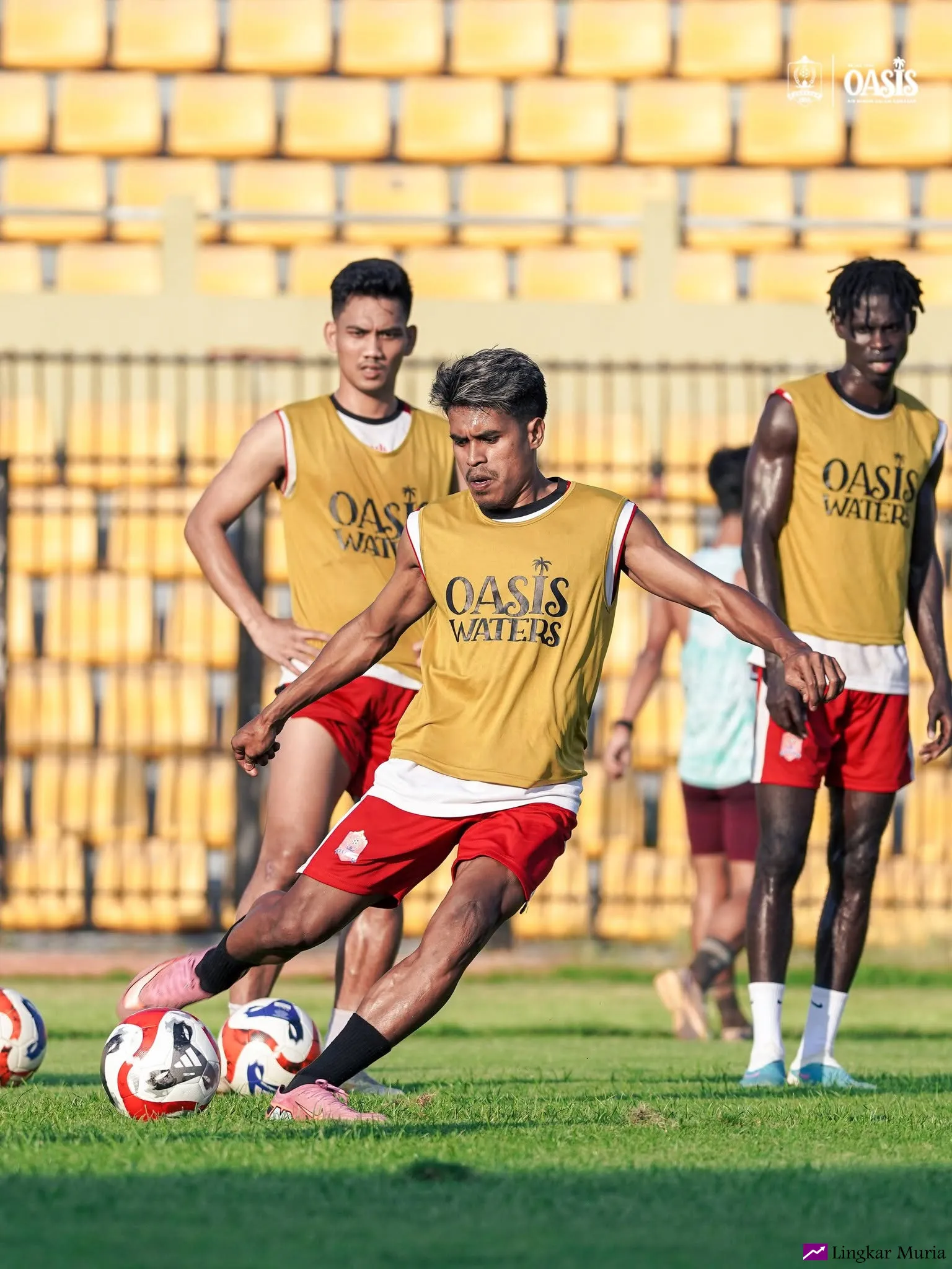 Para pemain Persijap Jepara dalam sesi latihan di GBK.